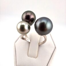 Bague en argent 925 rhodié, 3 perles de Tahiti rondes, cat. A 11.4mm bleu / cat. A 10.2 aubergine / cat. A 8.8mm citron