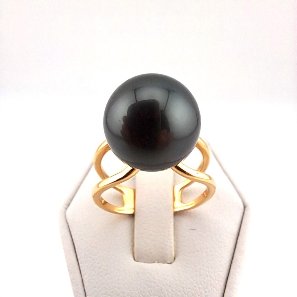 Bague en or jaune 18 carats, 1 perle de Tahiti ronde, catégorie B , 12.9mm, gris anthracite