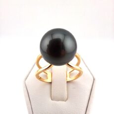 Bague en or jaune 18 carats, 1 perle de Tahiti ronde, catégorie B , 12.9mm, gris anthracite