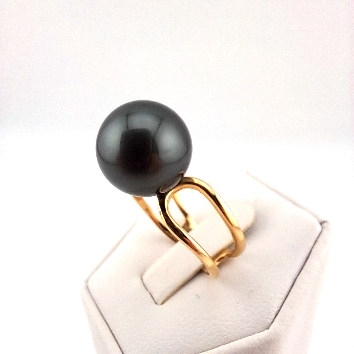 1564-2 Bague en or jaune 18 carats, 1 perle de Tahiti ronde, catégorie B , 12.9mm, gris anthracite