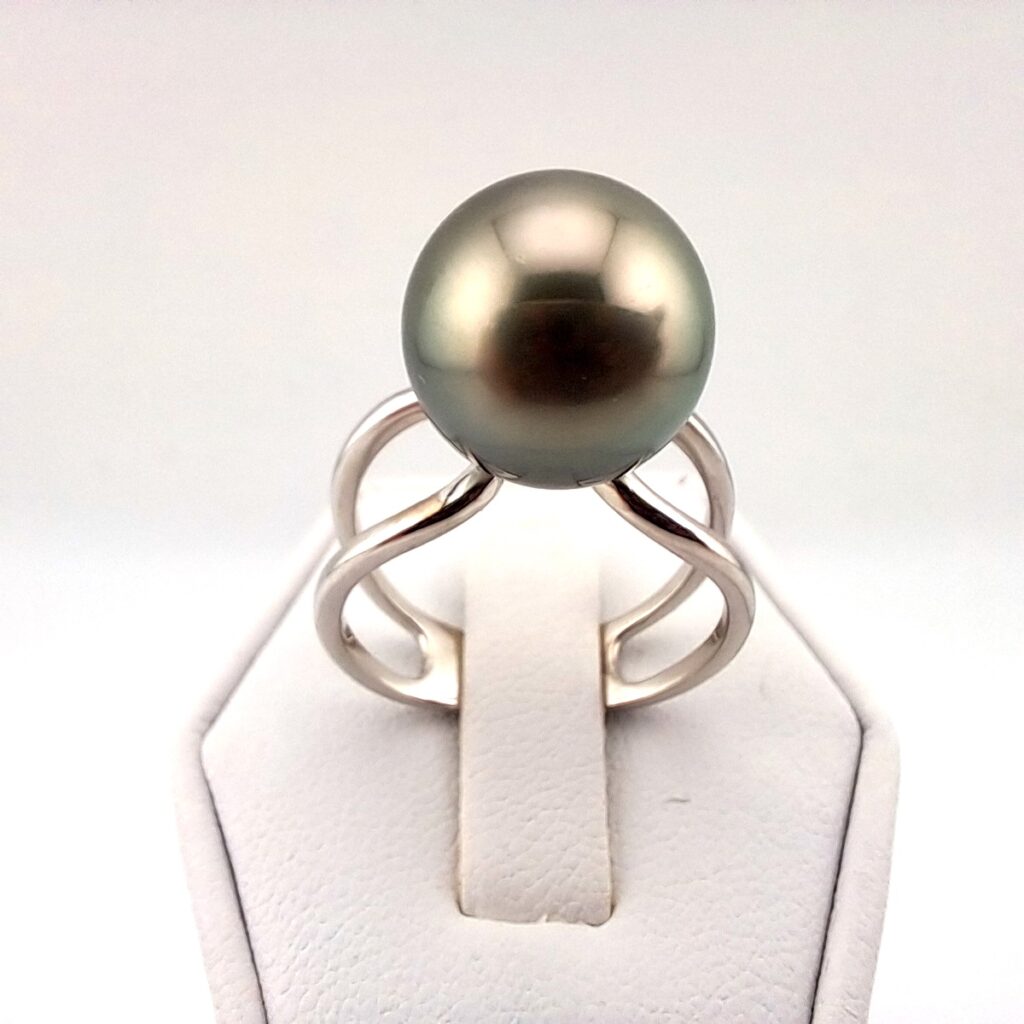 Bague en or blanc 18 carats, 1 perle de Tahiti ronde, catégorie B, 11.8mm, gris vert