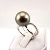 Bague en or blanc 18 carats, 1 perle de Tahiti ronde, catégorie B, 11.8mm, gris vert