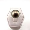 Bague en or blanc 18 carats, 1 perle de Tahiti ronde, catégorie B, 11.8mm, gris vert