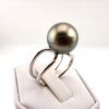 Bague en or blanc 18 carats, 1 perle de Tahiti ronde, catégorie B, 11.8mm, gris vert