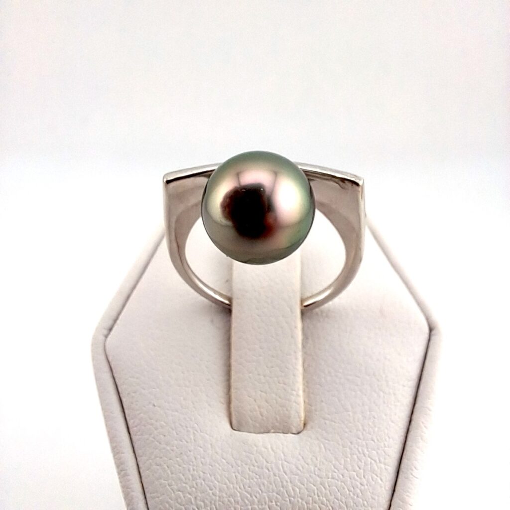 Bague en argent 925 rhodié, 1 perle de Tahiti ronde, catégorie B, 9.4mm, peacock clair