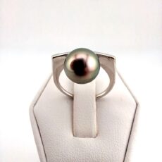 Bague en argent 925 rhodié, 1 perle de Tahiti ronde, catégorie B, 9.4mm, peacock clair