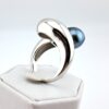 Bague 'Lady G.' 1 perle de Tahiti cerclée bleue