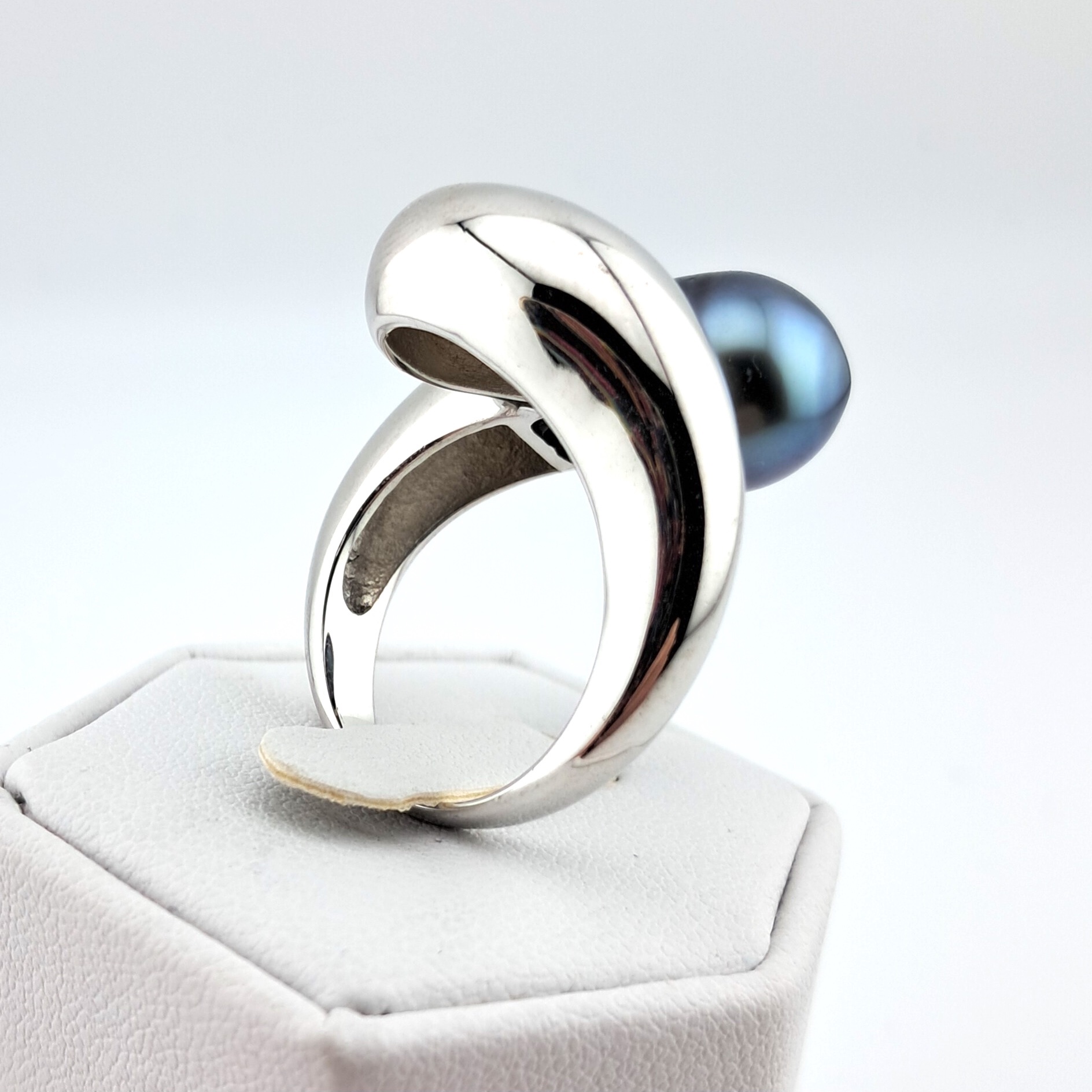 1668-2 Bague 'Lady G.' 1 perle de Tahiti cerclée bleue