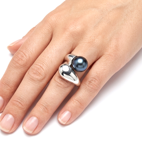 1668-main Bague 'Lady G.' en argent 925 rhodié, 1 perle de Tahiti cerclée catégorie A 10.8mm bleu foncé