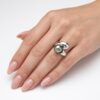 MAin avec bague 'Lady G.' en argent 925 rhodié, 1 perle de Tahiti forme goutte, catégorie A, 11mm, vert clair
