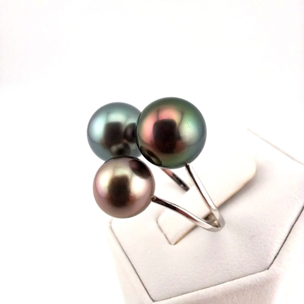 Bague en argent 925 rhodié, 3 perles de Tahiti rondes, cat. A 10.5mm bleu / cat. A 10.3mm aubergine vert / cat. A 9.2mm champagne rosé