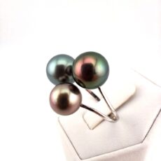 Bague en argent 925 rhodié, 3 perles de Tahiti rondes, cat. A 10.5mm bleu / cat. A 10.3mm aubergine vert / cat. A 9.2mm champagne rosé