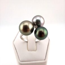 Bague en argent 925 rhodié, 3 perles de Tahiti rondes, cat. A 10.5mm champagne / cat. A 9.7mm gris rosé / cat. A 9.2mm vert