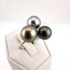 Bague en argent 925 rhodié, 3 perles de Tahiti rondes, cat. A 10.5mm champagne / cat. A 9.7mm gris rosé / cat. A 9.2mm vert