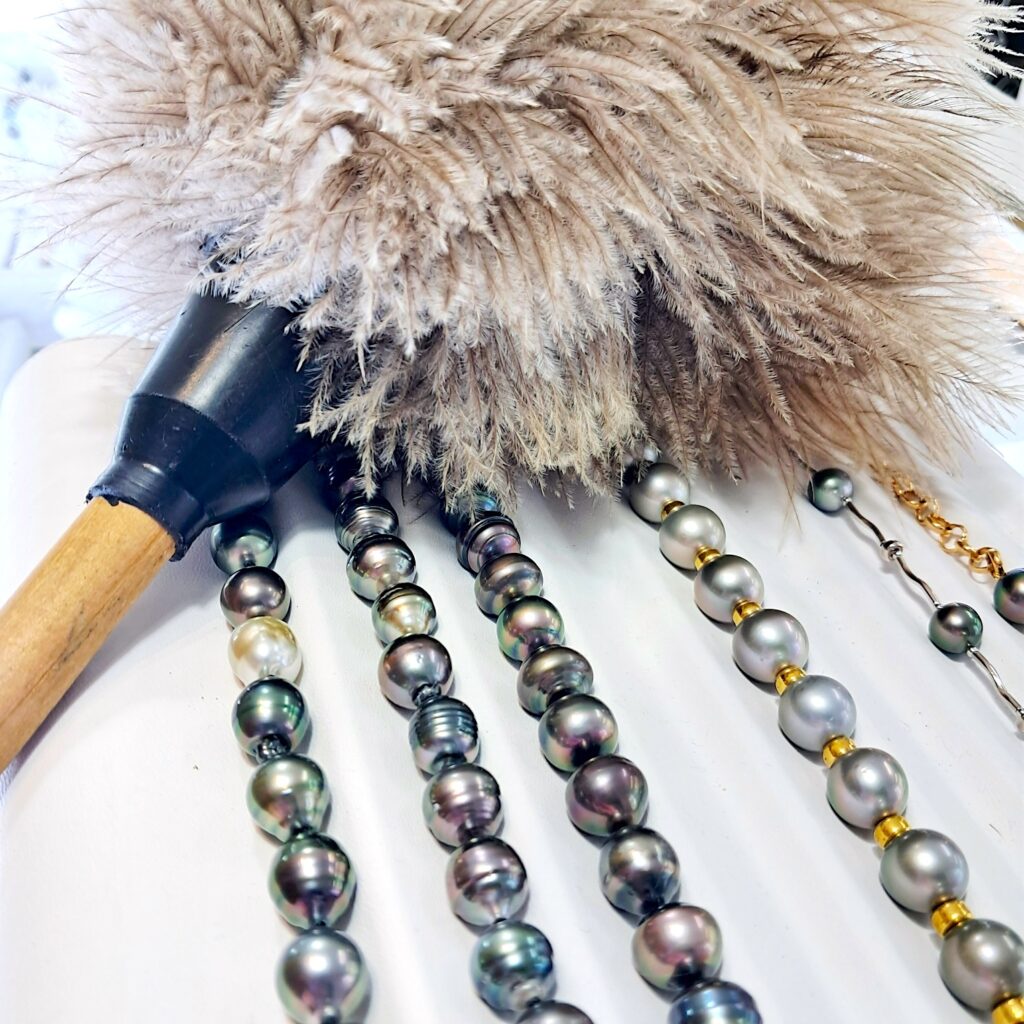 Nettoyage d’un bijou en perle de Tahiti avec chiffon doux pour préserver son éclat naturel