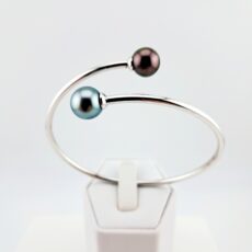 Bracelet 'Toi & Moi' en argent 925 rhodié, 2 perles de Tahiti, ronde cat. B 9,7mm bleu / semi-ronde cat. C 9,6mm aubergine