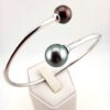 Bracelet 'Toi & Moi' en argent 925 rhodié, 2 perles de Tahiti, ronde cat. B 9,7mm bleu / semi-ronde cat. C 9,6mm aubergine