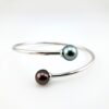 Bracelet 'Toi & Moi' en argent 925 rhodié, 2 perles de Tahiti, ronde cat. B 9,7mm bleu / semi-ronde cat. C 9,6mm aubergine
