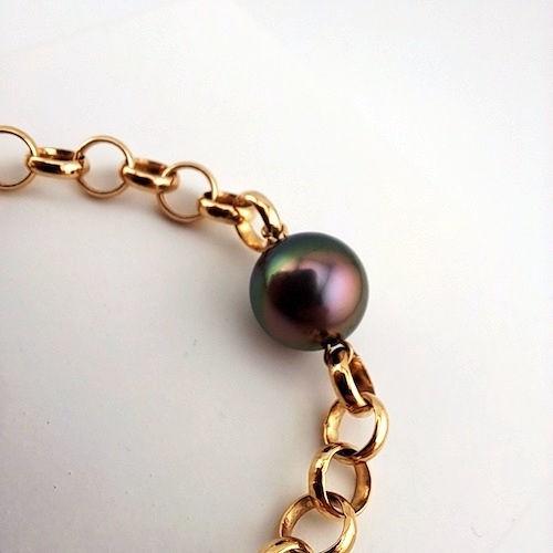 589-3 Bracelet mailles rondes en plaqué or, 1 perle de Tahiti ronde, catégorie A, 10.4mm, peacock