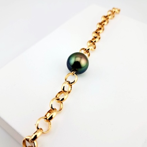 589-4 Bracelet mailles rondes en plaqué or, 1 perle de Tahiti ronde, catégorie A, 10.4mm, peacock