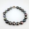 Bracelet en fil de soie, fermoir argent 925 rhodié, 18 perles de Tahiti cerclées, catégories B/C, 9.3 à 10.7mm, multicolore foncé