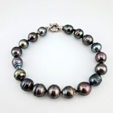 Bracelet en fil de soie, fermoir argent 925 rhodié, 18 perles de Tahiti cerclées, catégories B/C, 9.3 à 10.7mm, multicolore foncé