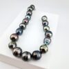 Bracelet en fil de soie, fermoir argent 925 rhodié, 18 perles de Tahiti cerclées, catégories B/C, 9.3 à 10.7mm, multicolore foncé