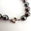 Bracelet en fil de soie, fermoir argent 925 rhodié, 18 perles de Tahiti cerclées, catégories B/C, 9.3 à 10.7mm, multicolore foncé