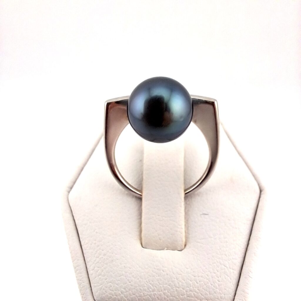 Bague en argent 925 rhodié , 1 perle de Tahiti ronde catégorie C, 9.5mm, bleu pétrole