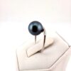 Bague en argent 925 rhodié , 1 perle de Tahiti ronde catégorie C, 9.5mm, bleu pétrole