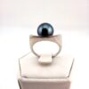 Bague en argent 925 rhodié , 1 perle de Tahiti ronde catégorie C, 9.5mm, bleu pétrole