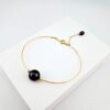 Bracelet en or jaune 18 carats, 1 perle de Tahiti ronde, catégorie A, 9,6mm, aubergine, terminaison avec 1 keshi de Tahiti