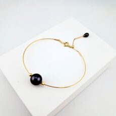 Bracelet en or jaune 18 carats, 1 perle de Tahiti ronde, catégorie A, 9,6mm, aubergine, terminaison avec 1 keshi de Tahiti