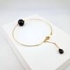 Bracelet en or jaune 18 carats, 1 perle de Tahiti ronde, catégorie A, 9,6mm, aubergine, terminaison avec 1 keshi de Tahiti