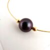 Bracelet en or jaune 18 carats, 1 perle de Tahiti ronde, catégorie A, 9,6mm, aubergine, terminaison avec 1 keshi de Tahiti