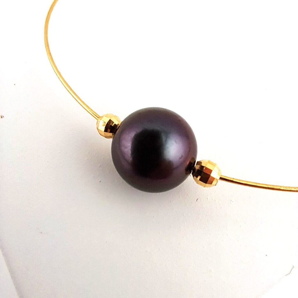 Bracelet en or jaune 18 carats, 1 perle de Tahiti ronde, catégorie A, 9,6mm, aubergine, terminaison avec 1 keshi de Tahiti