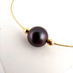Bracelet en or jaune 18 carats, 1 perle de Tahiti ronde, catégorie A, 9,6mm, aubergine, terminaison avec 1 keshi de Tahiti