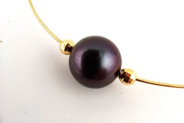 Bracelet en or jaune 18 carats, 1 perle de Tahiti ronde, catégorie A, 9,6mm, aubergine, terminaison avec 1 keshi de Tahiti