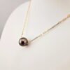 Collier chaîne traversante en plaqué or, 1 perle de Tahiti ronde, catégorie B, 11.7mm, gris vert rosé