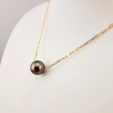 Collier chaîne traversante en plaqué or, 1 perle de Tahiti ronde, catégorie B, 11.7mm, gris vert rosé