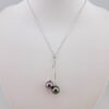 Collier en or blanc 18 carats, 2 perles de Tahiti rondes, catégorie A, 9.6mm, bleu rosé / vert doré