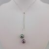 Collier en or blanc 18 carats, 2 perles de Tahiti rondes, catégorie A, 9.6mm, bleu rosé / vert doré