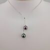 Collier en or blanc 18 carats, 2 perles de Tahiti rondes, catégorie A, 9.6mm, bleu rosé / vert doré