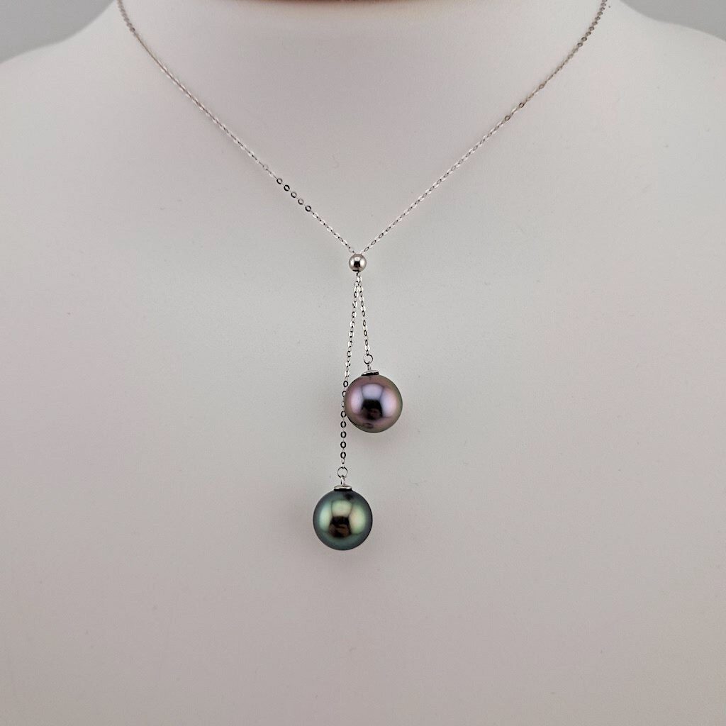 Collier en or blanc 18 carats, 2 perles de Tahiti rondes, catégorie A, 9.6mm, bleu rosé / vert doré