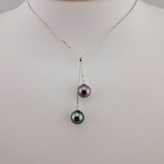 Collier en or blanc 18 carats, 2 perles de Tahiti rondes, catégorie A, 9.6mm, bleu rosé / vert doré