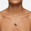 Collier en or blanc 18 carats, 2 perles de Tahiti rondes, catégorie A, 9.6mm, bleu rosé / vert doré
