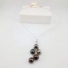 Collier 'grappe' en cuir blanc, intercalaires en argent 925 rhodié, fermoir en nacre, 5 perles de Tahiti rondes, catégorie C, 9.3 à 9.8mm, gris rosé / vert / champagne / aubergine / vert cuivré