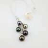 Collier 'grappe' en cuir blanc, intercalaires en argent 925 rhodié, fermoir en nacre, 5 perles de Tahiti rondes, catégorie C, 9.3 à 9.8mm, gris rosé / vert / champagne / aubergine / vert cuivré
