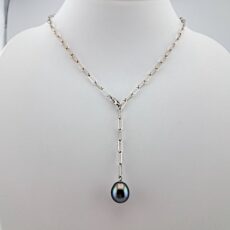 Collier chaîne mailles rectangles en argent 925 rhodié , 1 perle de Tahiti forme goutte, catégorie A, 11.8mm, bleu aubergine