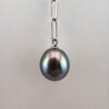 Collier chaîne mailles rectangles en argent 925 rhodié , 1 perle de Tahiti forme goutte, catégorie A, 11.8mm, bleu aubergine - détail perle de Tahiti